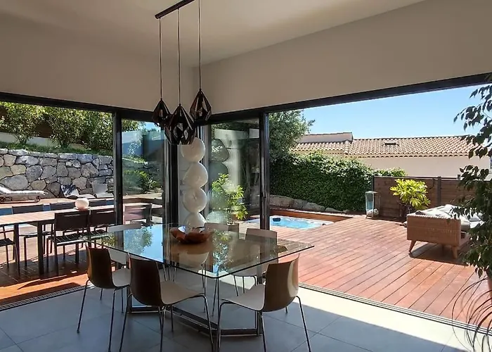 Moderne Piscine Jacuzzi Villa