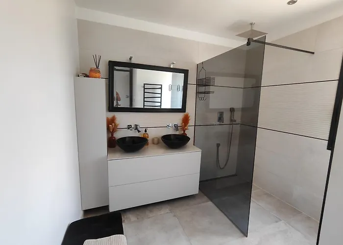 Vila Moderne Piscine Jacuzzi